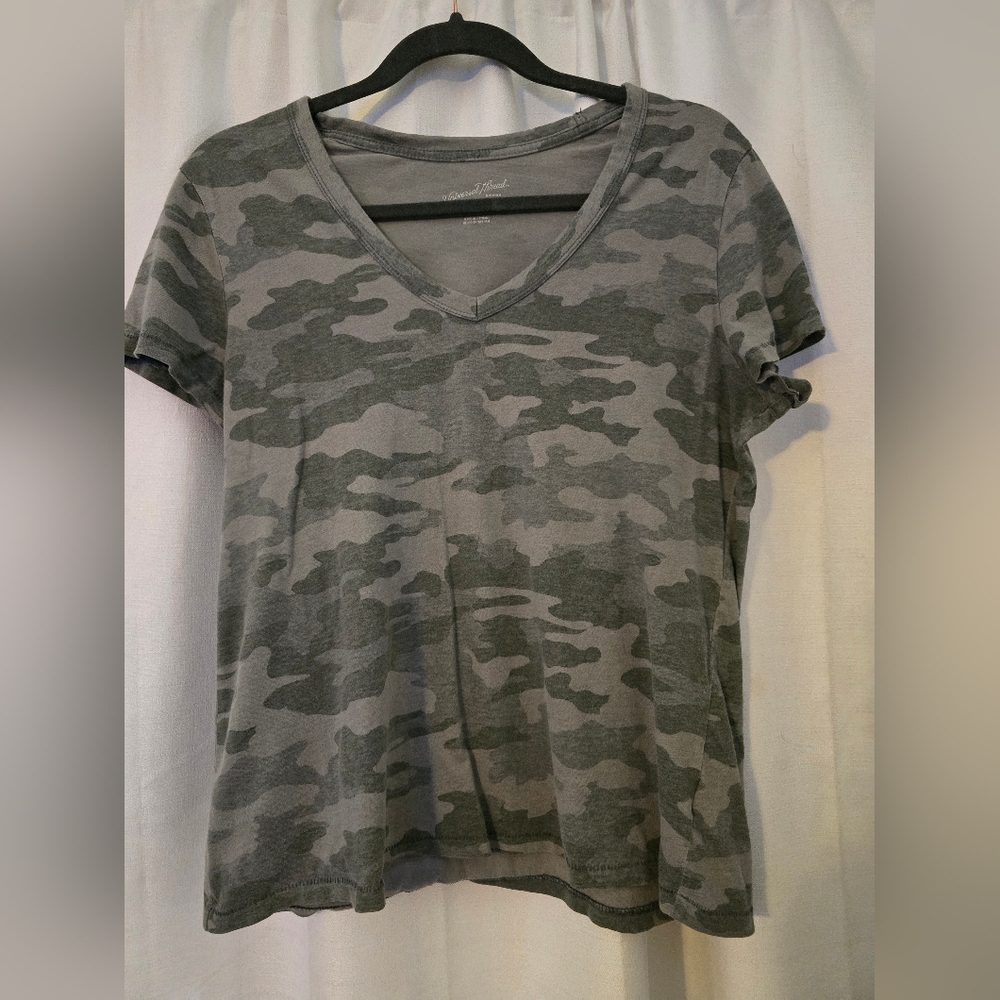 Universal Thread Short Sleeve V-neck Camo Top Size Medium